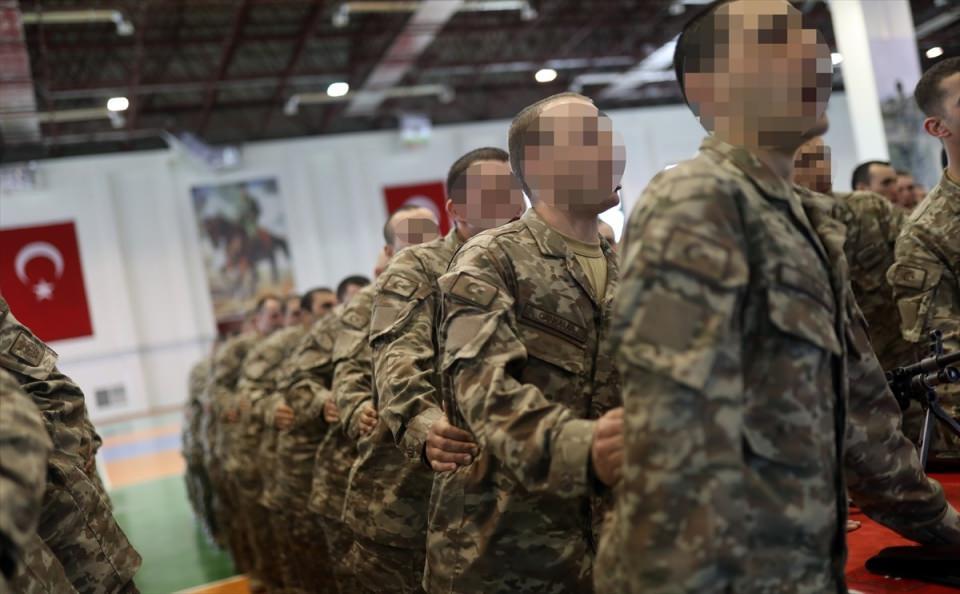 <p>Dereceye giren personel ile Kosova’dan gelen misafir askeri personelin brövelerinin, Akar ve komutanlar tarafından verilmesinin ardından diğer kursiyerlerin bröveleri, eğitmenleri tarafından takıldı.</p>
<p> </p>