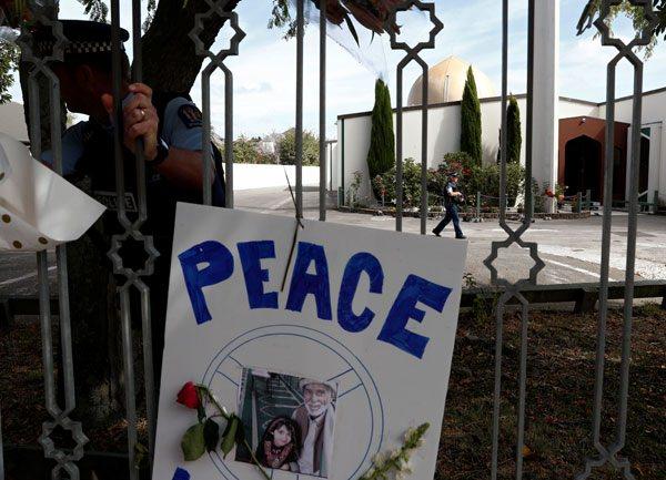 <p>Soruşturmayı yürüten polis tarafından kapatılan camiye, Cumartesi günü küçük grupların girmesine izin verildi.</p>
<p> </p>