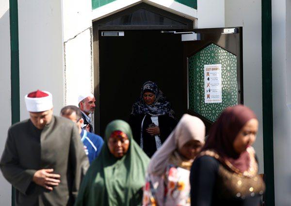 <p>El Nur Cami'ye Cumartesi günü dönenler arasında saldırıda üç yaşındaki oğlunun kaybeden Aden Diriye de yer aldı.</p>
<p> </p>