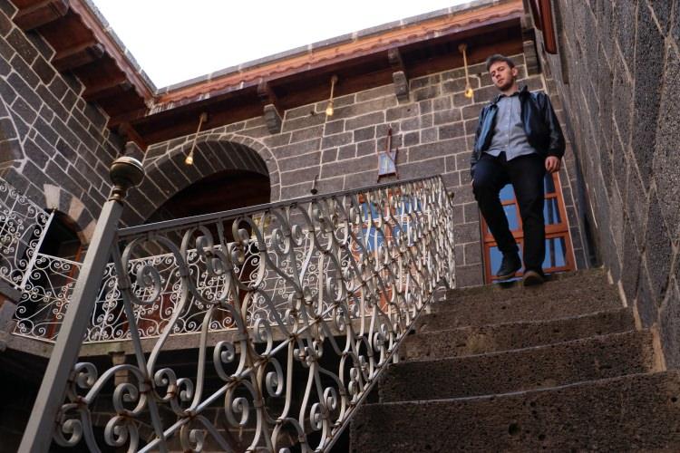<p>Tescilli tarihi evini TOKİ'den aldığı düşük faizli uzun vadeli 160 bin lira kredi katkısıyla yaklaşık 400 bin liraya restore ettiğini anlatan Ezilmez, evinin turizme kazandırılmasından mutluluk duyduğunu belirtti.</p>
<p> </p>