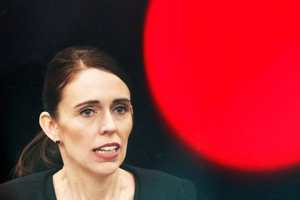 <p>Ardern, "15 Mart'ta tarihimiz sonsuza dek değişti. Şimdi de yasalarımız olacak. Bugün, tüm Yeni Zelandalılar adına, silah yasalarımızı güçlendirmek ve ülkemizi daha güvenli bir yer haline getirmek için harekete geçtiğimizi ilan ediyoruz" ifadesini kullandı.</p>
<p> </p>