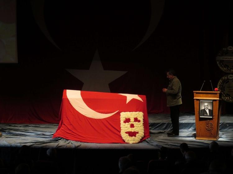<p>Tabutuna Türk bayrağı serilen sanatçıyı anma törenine, son olarak rol aldığı Yeni Gelin dizisindeki rol arkadaşları da katıldı. Dizide gelinini oynayan sanatçı Yonca Cevher, konuşma sırasında göz yaşlarını tutamadı. </p>
