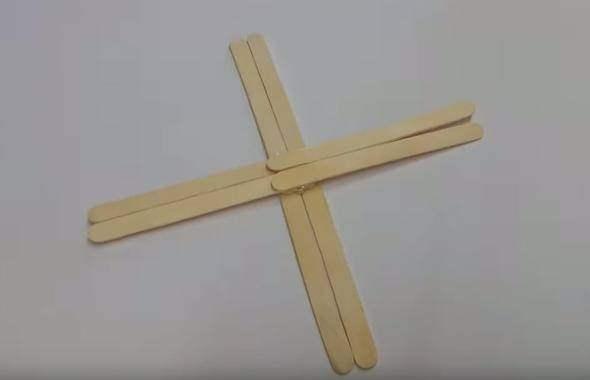 <p>Aynı işlemi bir kez daha yaptıktan sonra dondurma çubukları artı şekline girmiş oldu.</p>

<p> </p>
