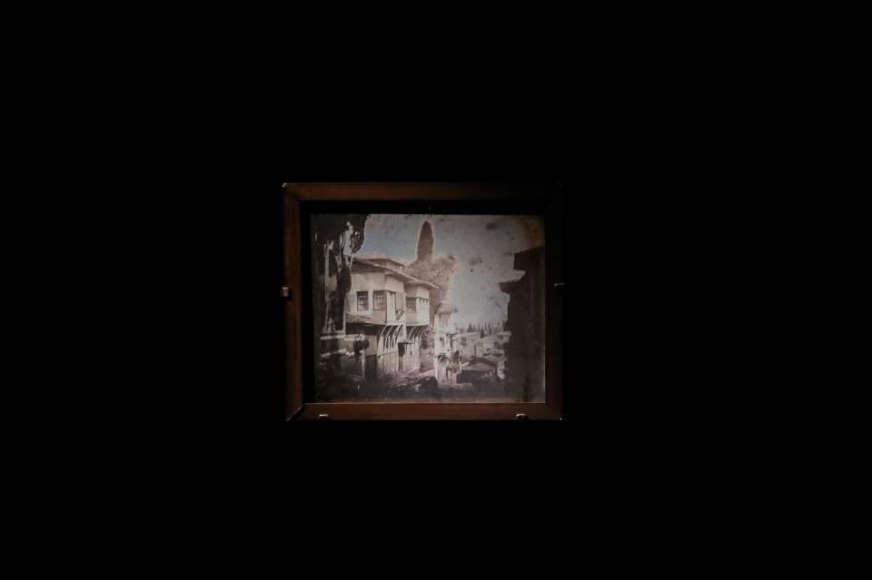 <p>O dönem Osmanlı topraklarında yer alan Kudüs'teki Mescid-i Aksa'nın panoramik bir fotoğrafının yer aldığı sergide Suriye, Mısır ve Filistin'den de birçok kare bulunuyor.</p>
<p><span style="color:#FFD700"><em>Fotoğrafta, İstanbul'da çekilen bir sokak ve ahşap evler görülüyor.</em></span></p>
<p> </p>