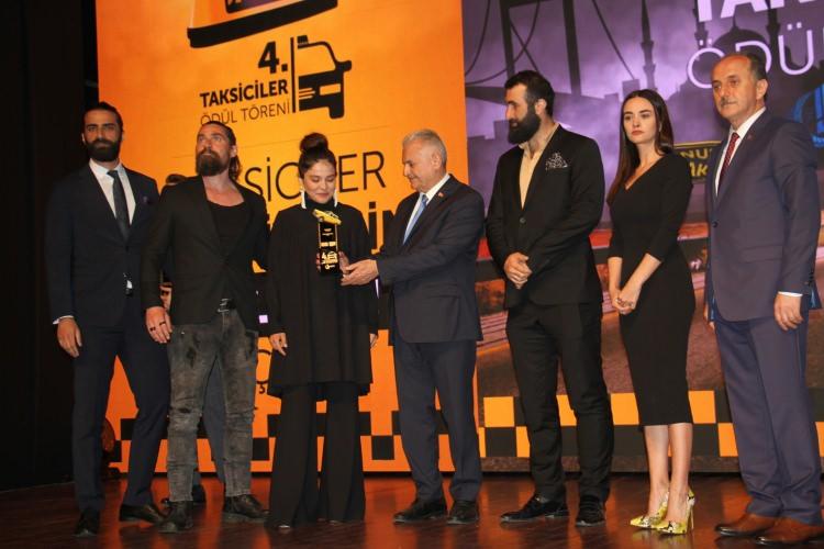 <p>Dördüncüsü düzenlene 'Taksiciler Ödül Töreni'nin de verilen ödülleri İstanbul Büyükşehir Belediye Başkan Adayı Binali Yıldırım verdi. </p>
