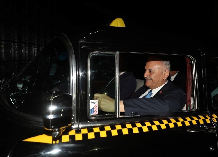 <p>Haliç Kongre Merkezi'nde gerçekleşen törene İstanbul'un 39 ilçesindeki 150 taksi durağında çalışan taksiciler katıldı. Onların oyları ile ödül verilecek ünlüler belirlendi. </p>
