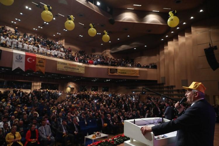 <p>Törende konuşan Binali Yıldırım kategorilerde ödül alan ünlülerin ödüllerini verdi. </p>
