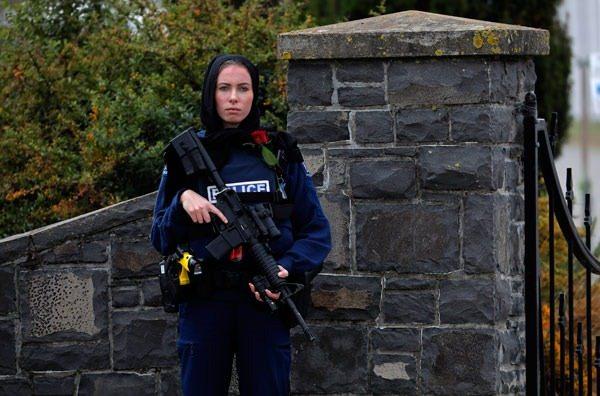 <p>Mezarlığın kapısında bekleyen polis memuru da başörtülüydü.</p>
<p> </p>