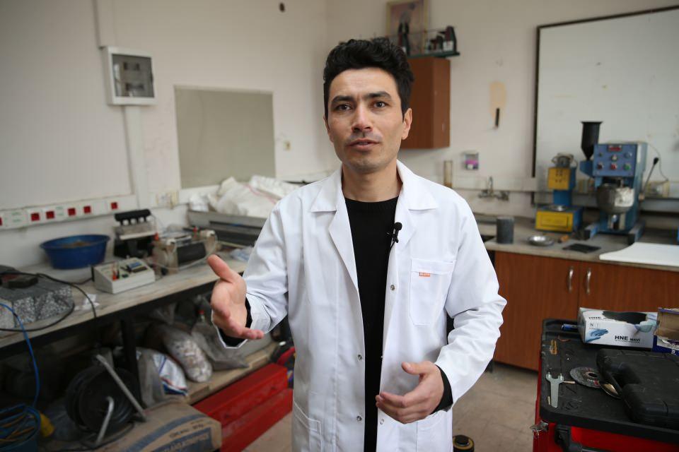 <p>İnsana zarar verecek herhangi bir elektrik akımı gerçekleşmiyor, beton içinde bu elektrotlar saklı kalıyor. Her bir metrede yerleştirdiğimiz elektrotlar sayesinde elektriğin bütün yüzeye yayılmasını sağlıyoruz. Böylece belli bir ısı meydana getiriyor, bu ısı nedeniyle buzun ve karın zaman içerisinde eriyerek su haline dönüşmesini sağlamış oluyoruz.</p>
