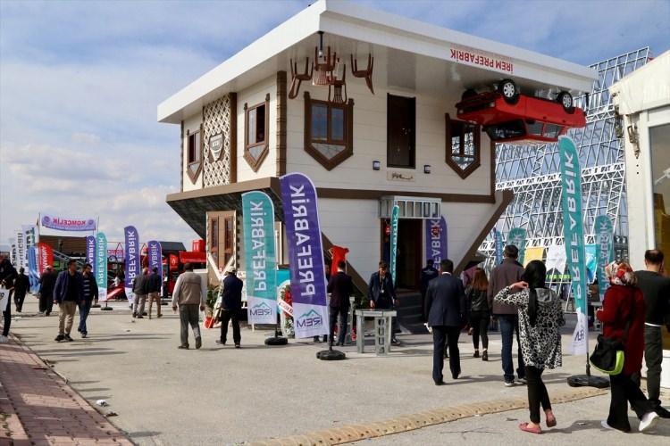 <p>Eve girdiğinde başının döndüğünü anlatan Koşan, "Bir dönemin efsanesi  orijinal Tofaş marka otomobili tavanda görünce çok şaşırdım. Tavanda yürüyormuş gibi fotoğraflar çektirdik. Baş dönmesinden pek bir şey anlamasak da güzel ve  keyifli bir gün oldu. Tavanda yürüyen örümcek adam gibi hissettim. Çekindiğim  fotoğraflarla sosyal medyada oldukça etkileşim aldım." diye konuştu.</p>
