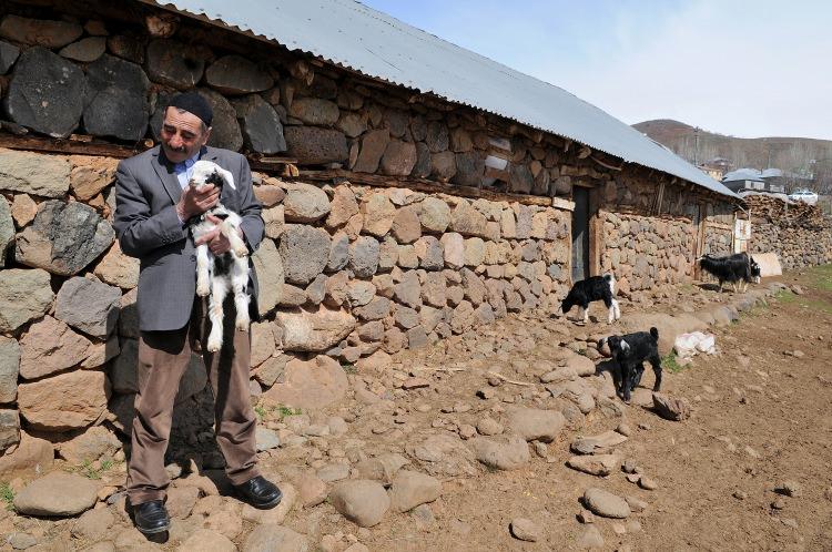<p>Bingöl'ün Solhan ilçesinde çobanlık yapan İlhan Orak, 8 yıl önceki bir röportajında içten tavırlarının yer aldığı görüntülerin sosyal medyada paylaşılmasıyla fenomen oldu.</p>
