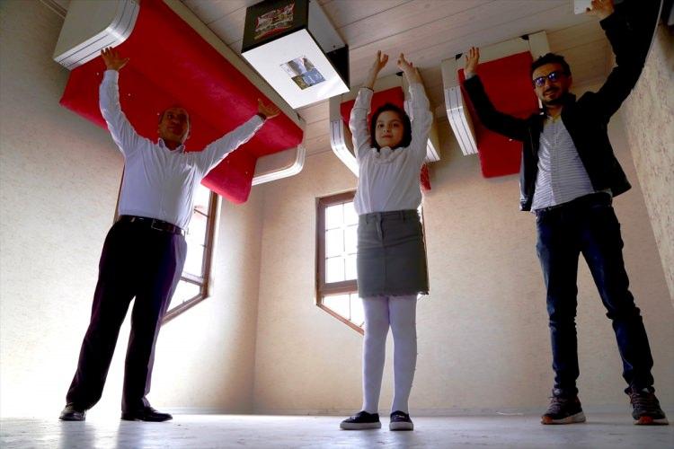 <p>"Akşehirliyim, Nasreddin Hoca'nın torunuyuz. O eşeğe ters binmiş, düşündürürken güldürmüş, biz de evin tersini yaptık, gezdirirken baş döndürdük.</p>
<p> </p>