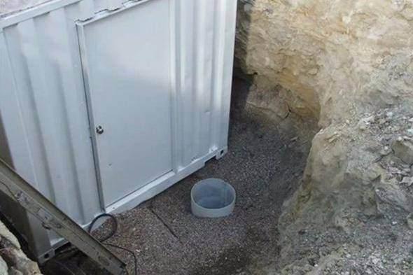 <p>Sığınak olacak Konteynerın etrafında boşluklar kalacak şekilde geniş kazılmış çukura vinç ile yerleştirmiş.</p>

<p> </p>
