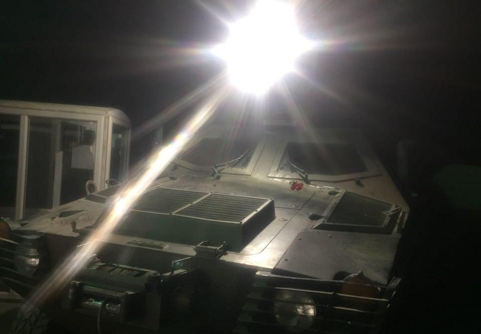 <p>Sistemin sınırda bir kişinin tespiti durumunda otomatik olarak flipper moduna geçtiğini anlatan Tığtepe, "Hızlı yanıp sönme kişinin hareketsiz kalmasına yol açıyor. Göz kamaşıyor ve dengeyi kaybediyorsunuz. Hareket edebilmek için ışığın etki alanından çıkılması gerekiyor ki bu da mümkün değil. Bu sırada güvenlik güçleri de söz konusu kişileri etkisiz hale getiriyor. Ürünlerimiz özellikle Doğu ve Güneydoğu'daki sınır bölgelerinde 1,5-2 yıldır etkin olarak kullanılıyor." ifadesini kullandı.</p>

<p>Hüseyin Tığtepe, sınır hattındaki insan ve araç hareketini kontrol etmeye yönelik insansız sistemler üzerinde de çalıştıklarını kaydetti. </p>

<p>Projektörler, Cobra araçlarına yönelik olarak açık ve kapalı kuleler için ayrı ayrı dizayn edildi. Kule ile birlikte 360 derece hareket kabiliyetine sahip sistemin, enerji ihtiyacı da araç aküsüne yük getirmeyecek şekilde sağlanıyor.</p>
