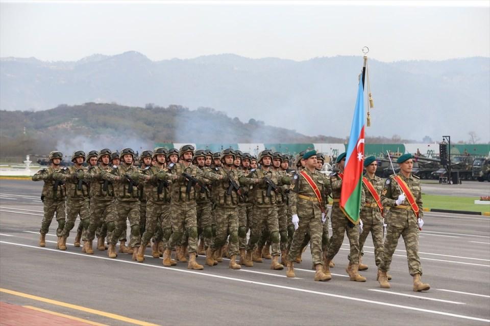 <p>Pakistan'ın barış ve egemenliğe saygıdan yana olduğunu ifade eden Alvi, barış arzusunun zayıflık olarak algılanmaması gerektiğine dikkati çekerek, "Savaşmak yerine daha çok eğitime, sağlığa, açlığa, işsizliğe ve aşırıcılığa yönelik çözümlere odaklanmalıyız. Zaman, Pakistan için büyüme ve refaha ulaşma zamanıdır. Bu, gazi ve şehitlerimizi anmanın en doğru yoludur." diye konuştu.</p>

<p> </p>
