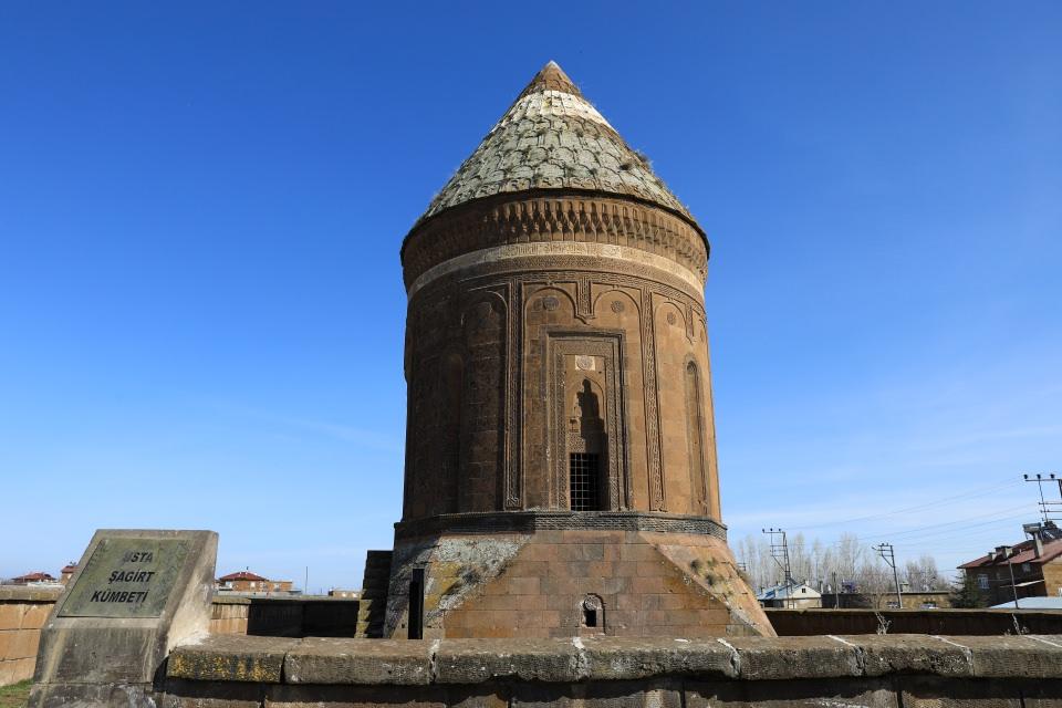 <p>Van Gölü kıyısında, Nemrut Krater Gölü ve Süphan Dağı arasında kalan Ahlat, "Türklerin Anadolu'ya giriş kapısı" kabul ediliyor.</p>

<p> </p>
