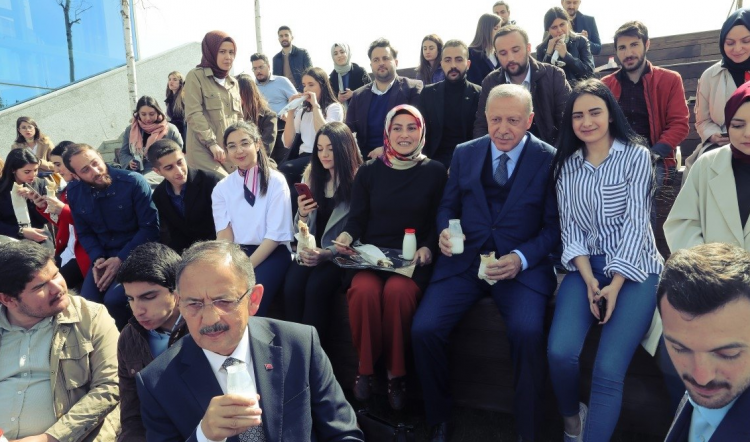 <p>Başkan Recep Tayyip Erdoğan sadece sosyal medya hesaplarından takip edilebilecek sürpriz bir programda gençlerle buluştu. Ankara Atakule'de gerçekleşen programın moderatörlüğünü de bizzat Başkan Erdoğan gerçekleştirdi.</p>
