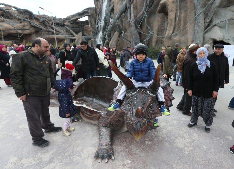 <p><strong> "Ankara'mız için güzel bir alternatif oldu"</strong></p>

<p>Ziyaretçilerden Gökhan Demirel, Paris'teki dünyaca ünlü oyun parkı Disneyland'i geçen yıl ziyaret ettiğini söyledi.</p>

