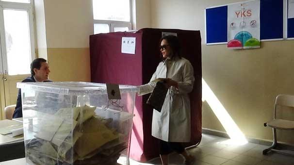 <p><strong>H&uuml;lya Avşar</strong></p>
