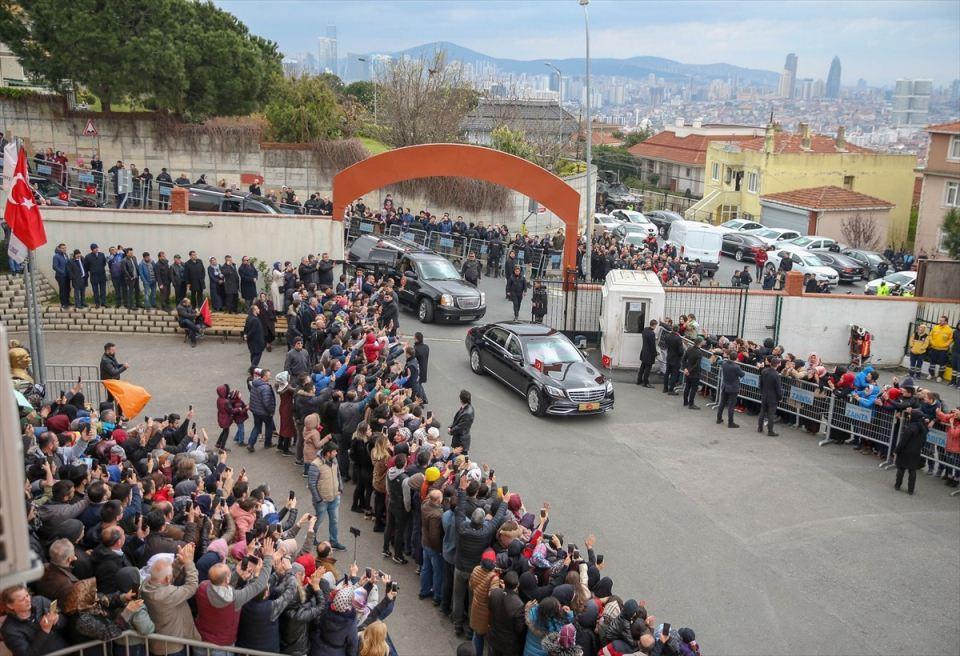 <p>Cumhurbaşkanı Recep Tayyip Erdoğan ve eşi Emine Erdoğan, 31 Mart Mahalli İdareler Genel Seçimleri için oyunu kullanmak üzere Üsküdar’daki Saffet Çebi Ortaokulu’na geldi.</p>

<p> </p>
