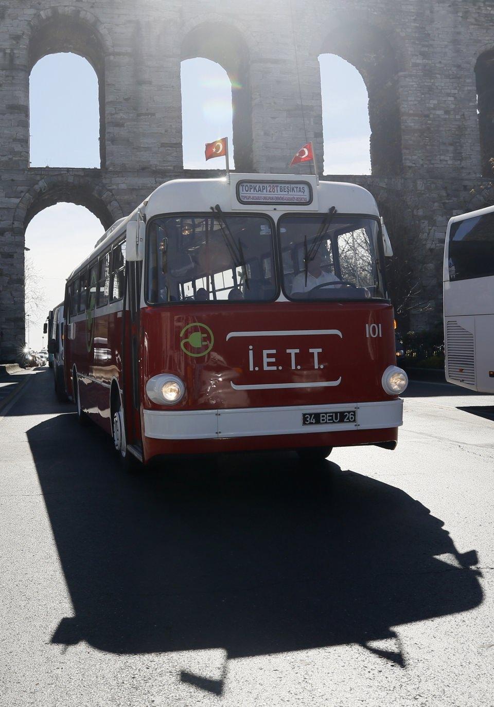 <p>İETT'li ustalarca 1968 yılında Şişli Garajı'ndaki atölyelerde 5 ay süren çalışma sonucunda üretilen ve yuvarlak hatları nedeniyle "Tosun" adı verilen ilk Türk troleybüsü, elektrikli otobüse dönüştürüldü. Yüzde 100 elektrikle çalışır hale getirilen araç, çevresel farkındalık oluşturmak amacıyla İstanbul Caddeleri'ne döndü.</p>

<p> </p>
