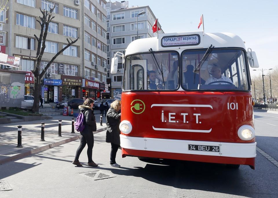 <p><strong>Tosun'u gören vatandaşlar eski günleri hatırladı </strong></p>
<p>Tosunla yolculuk yapan Mehmet Evliyagil, AA muhabirine yaptığı açıklamada, aracı otobüs durağında beklerken tesadüfen görüp bindiğini söyledi. </p>
<p>Araca binince eski troleybüslerin gözlerinin önüne geldiğini anlatan Evliyagil, ''O zamanki İstanbul'u hatırladım. Güzel bir anı oldu, tazelenmesi güzel. Aracın yeni versiyonuna ilk defa biniyorum. Eski haline göre daha sessiz ve daha güzel. O zamanlar gözümde canlandı. Sorunlarını da güzelliklerini de hatırladım.'' ifadelerini kullandı. </p>