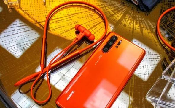 <p><em><strong>Huawei FreeLace: </strong></em></p>
<p>Huawei, Bluetooth kulaklık modeli Huawei FreeLace'i de duyurdu. Gürültü engelleyici bulunmayan kulaklıkta 9.2mm’lik dinamik sürücülerin kullanılıyor.</p>