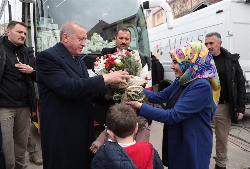 <p>Cumhurbaşkanı Erdoğan'a, Van Ferit Melen Havalimanından şehir merkezine hareketi öncesinde bir vatandaş çiçek verdi.</p>

