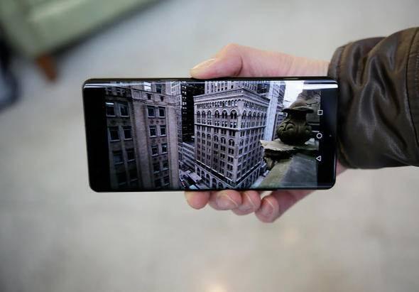 <p>Bunun yanı sıra karanlık alanlarda da optik yakınlaştırma ve yapay zeka güzel bir uyumla çalışıyor ve karanlıkta bile çok daha yakını çekebildiğiniz fotoğraflar çekebiliyorsunuz.</p>
<p> </p>