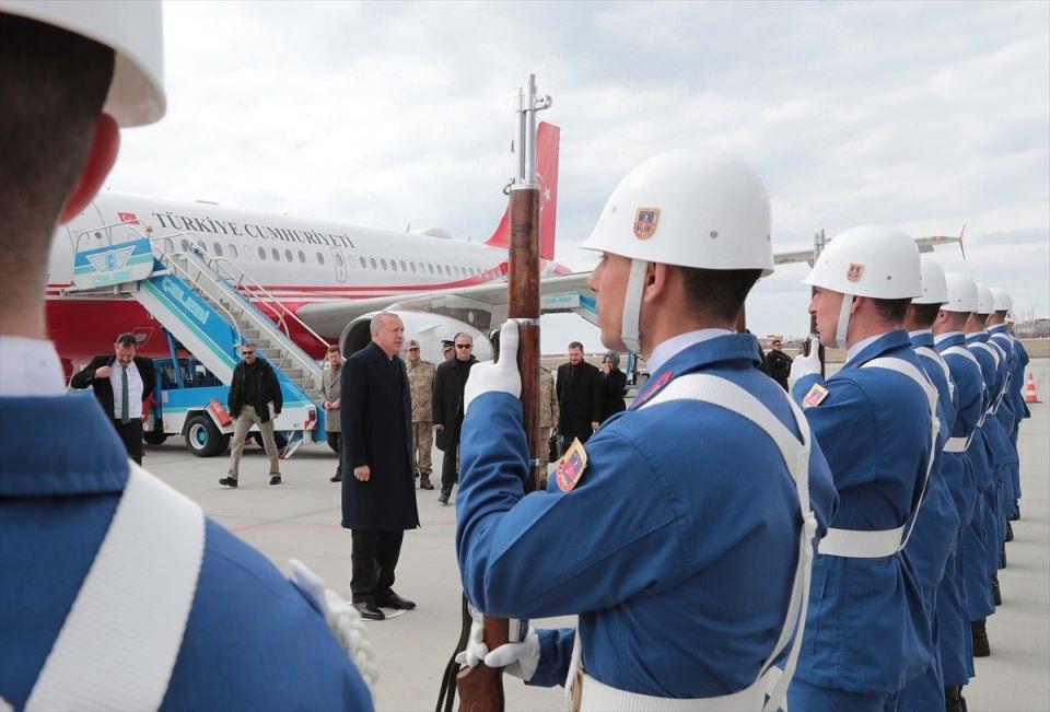 <p>Türkiye Cumhurbaşkanı ve AK Parti Genel Başkanı Recep Tayyip Erdoğan, partisince düzenlenen mitinge katılmak üzere Van'a geldi. Cumhurbaşkanı Erdoğan, Van Ferit Melen Havalimanında tören mangasını selamladı.</p>

<p> </p>
