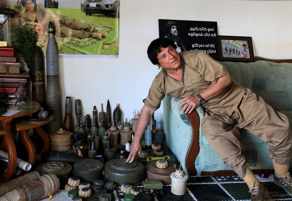 <p>İki ayrı olayda bacaklarını kaybettiğini dile getiren Ali, sağ bacağını Halepçe'nin Bamo kasabasında Irak-İran savaşı esnasında döşenen mayına basarak kaybettiğini, sol bacağını ise Irak'ın devrik lideri Saddam Hüseyin'in adamları tarafından 1994'te Süleymaniye'nin Pencevin bölgesinde döşenen tuzaklı mayının infilak etmesi sonucunda kaybettiğini aktardı.</p>

<p> </p>
