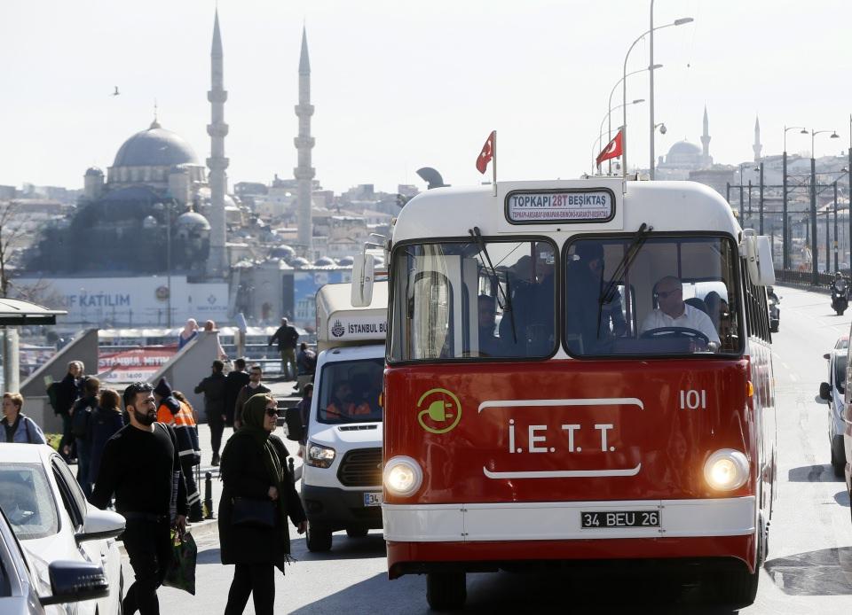 <p>Elektrikli araca dönüştürülerek yeniden İstanbul yollarında hizmet vermeye başlayan ''Tosun'', yolculara nostaljik müziklerle keyifli bir İstanbul turu yaptırıyor. Tosun, 28T Topkapı-Beşiktaş hattında günde 5 kere hizmet veriyor.</p>
