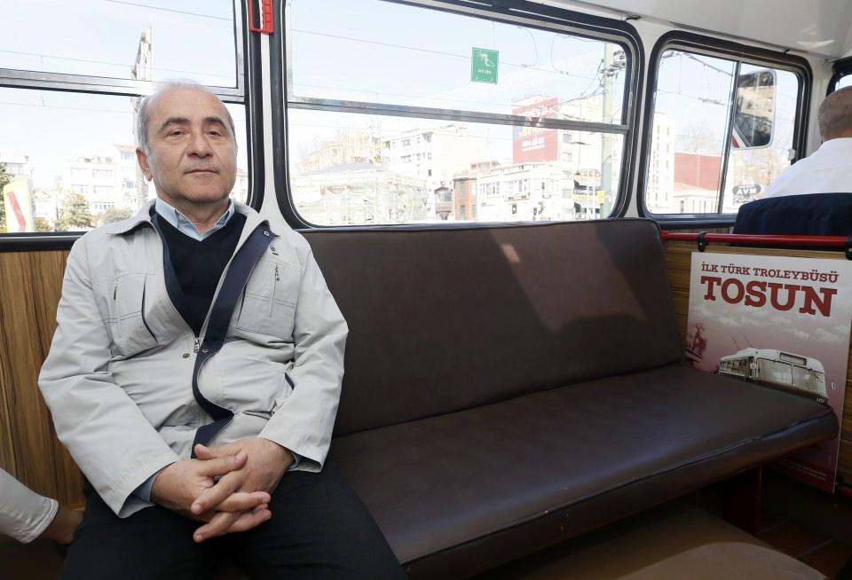 <p>Fikriye Örücü ise Tosun'u görünce heyecanlandığını ve çocukluğu ile gençliğinin gözlerinin önünden geçtiğini belirterek, ''Araca çok mutlu, gülümseyerek bindim ve hala gülümsüyorum. Hoş bir duygu. Dışarıdaki insanlar da aracı görünce ilgisini çekiyor. İlk defa görenler gülümseyerek tepki veriyor.'' ifadelerini kullandı. </p>
<p> </p>