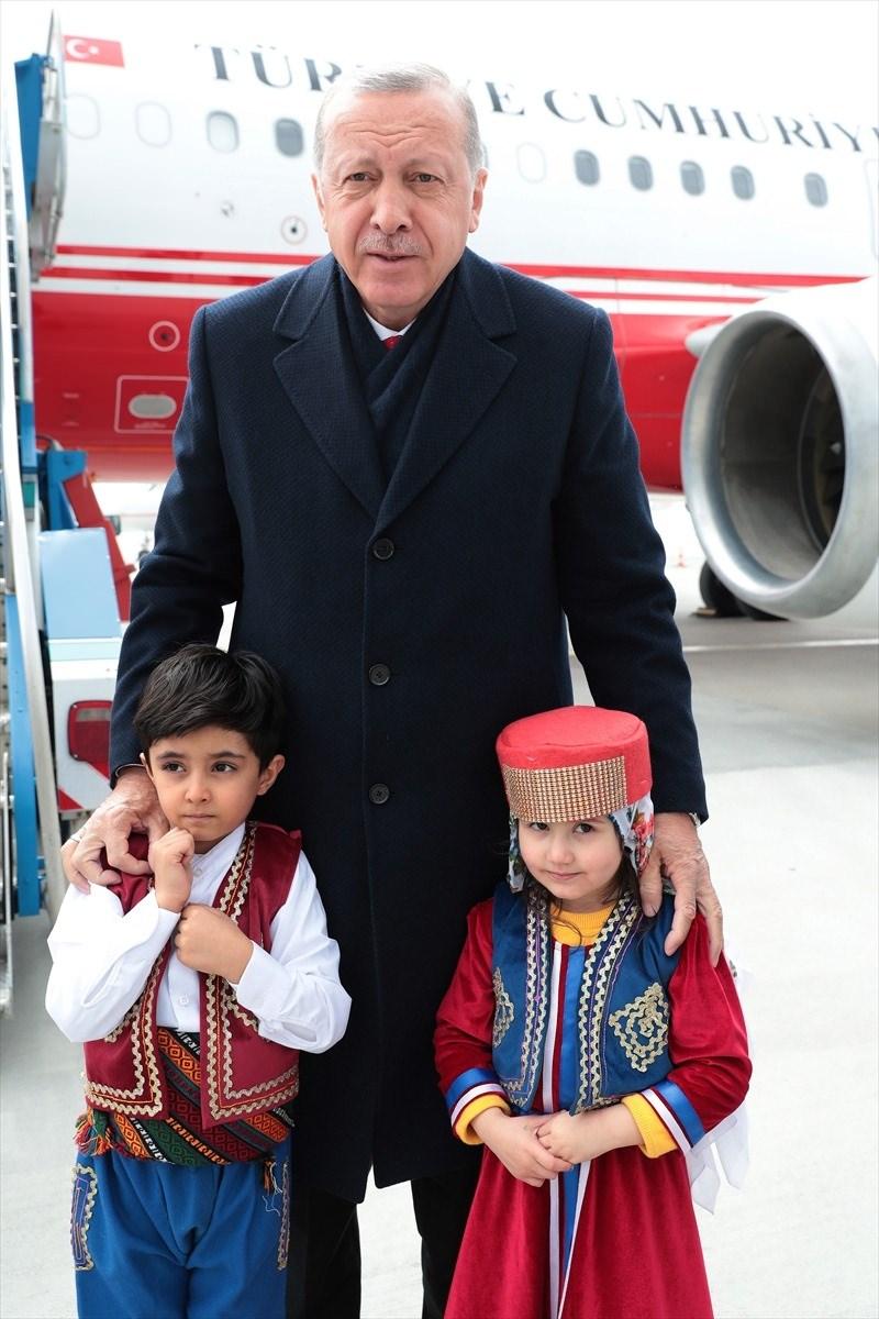 <p>Cumhurbaşkanı Erdoğan, yöresel kıyafetli çocuklarla sohbet etti, fotoğraf çektirdi.</p>
