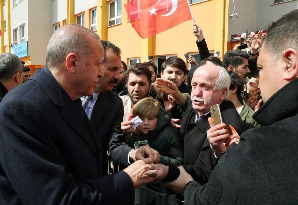 <p>Cumhurbaşkanı Recep Tayyip Erdoğan, 31 Mart Mahalli İdareler Genel Seçimleri için oyunu Üsküdar Saffet Çebi Ortaokulu'na kullandı. Cumhurbaşkanı Erdoğan, oy kullanma işleminin ardından okul bahçesinde kendisini bekleyen vatandaşlarla selamlaştı.</p>

<p> </p>
