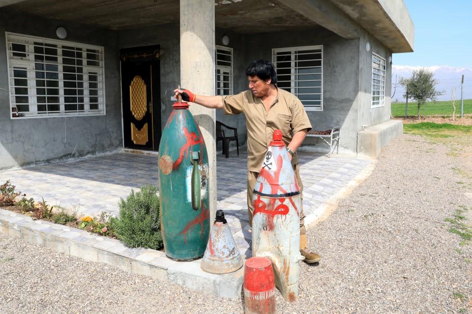 <p><strong>Irak'ın ikinci büyük kenti Musul'da 2017'de başlatılan operasyonda gönüllü olarak çok sayıda tuzaklı patlayıcıyı etkisiz hale getirdiğini kaydeden Ali, şöyle konuştu:</strong></p>

<p>"DEAŞ'ın bıraktığı mayınların birçoğu saatli bombaydı. O patlayıcıları eline alan insanlar hayatını kaybediyordu. Bu olayların karşısında katkı sunmak istedim ve Musul'a gittim. Orada operasyon esnasında çok sayıda bombayı etkisiz hale getirdim. Bölgede herkes beni tanıyor ve biri bu konuda yardım istese gönüllü olarak hemen giderim." dedi.</p>
