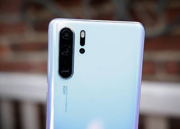 <p>Cihaz, 4200 mAh batarya ile geliyor. Yani Huawei Mate 20 Pro ile birebir aynı. Bunun dışında 40 Watt gücünde Huawei Supercharge destekli adaptörü de kutudan çıkıyor ve oldukça hızlı şarj oluyor.</p>
<p> </p>