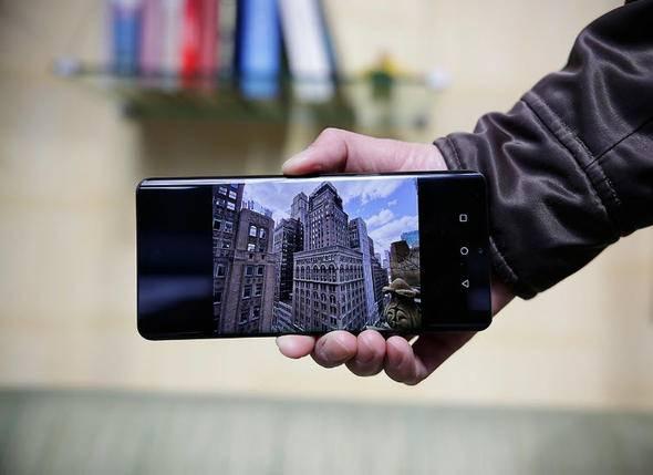 <p>Ahizenin yer almadığı P30 Pro’da ses ekrandan iletiliyor. Ahize tarafında hoparlör olmadığı için sadece ses Type C bağlantısının yanında yer alan ızgaradaki tek hoparlörlerden çıkıyor.</p>
<p> </p>