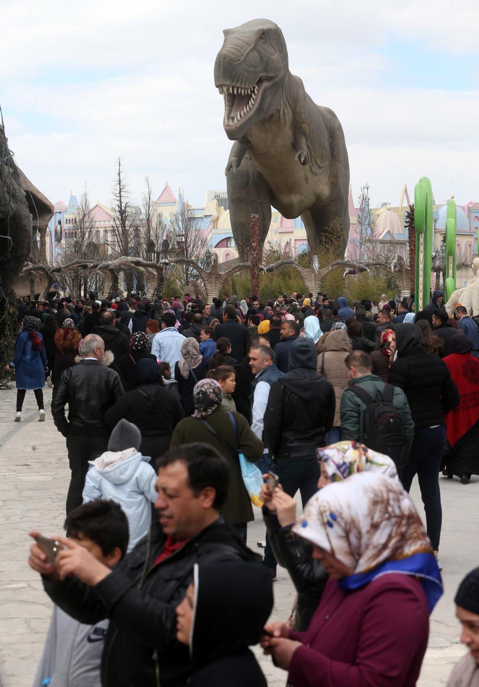 <p><strong>"Yurt dışından rezervasyon talepleri gelmeye başladı"</strong></p>
<p>Dünyaca ünlü sanatçıların ilerleyen günlerde konserler vereceğini söyleyen Uzan, Wonderland Eurasia'nın ramazan öncesi ve sonrasında başkentte etkinliklerin en iddialı adresi olacağını söyledi.</p>