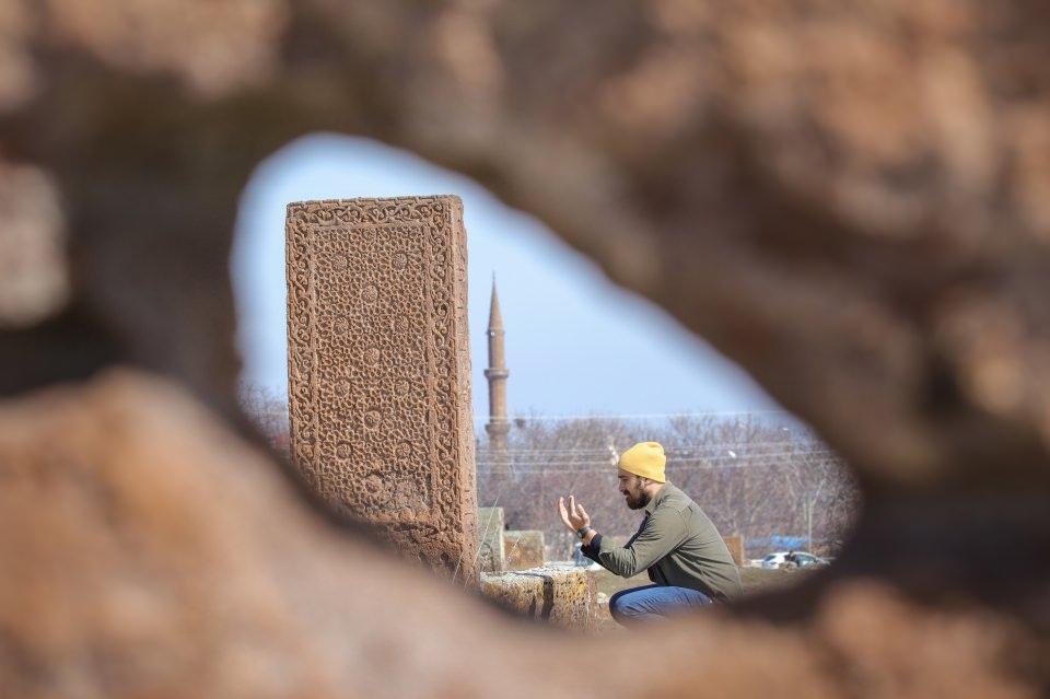 <p><strong> "Büyük bir botanik bahçeyi andırıyor"</strong></p>

<p>Ahlat Belediye Başkanı Abdulalim Mümtaz Çoban, AA muhabirine yaptığı açıklamada, ilçenin tarihte Anadolu'nun en stratejik yerlerinden biri olduğunu söyledi.</p>

<p>İki yanardağın ortasında ihtişamlı bir medeniyet merkezi olan ilçenin, 1650 rakımda muhteşem bir platoda kurulduğunu anlatan Çoban, "Ahlat, alternatif tıbbın bütün özelliklerine cevap verebilen müthiş bir flora zenginliğine sahip. Büyük bir botanik bahçeyi andırıyor. Burası, insanlığa şifa dağıtacak bir merkez. Bunun yanında kentimiz bir lezzet coğrafyası. Hayvansal ve bitkisel ürünlerin güzelce bir arada sunulduğu ihtişamlı bir mutfak zenginliğine de sahibiz." dedi.</p>
