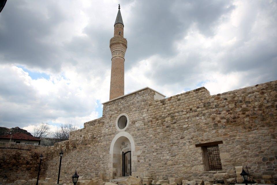 <p>Yaklaşık 5 yıl süren ve bugüne kadar 2 trilyon 293 bin lira civarında para harcanarak tamamlanan çalışmalar sonucu cami, 8 metre uzunluğundaki, süslemeleri, kabartmalarıyla Anadolu'da bir benzeri daha olmayan taç kapısı, mihrabıyla itinalı onarılınca eski görkemine kavuştu. Cami, özgün haliyle bu hafta kılınacak cuma namazıyla yeniden ibadete açılacak.</p>

<p> </p>
