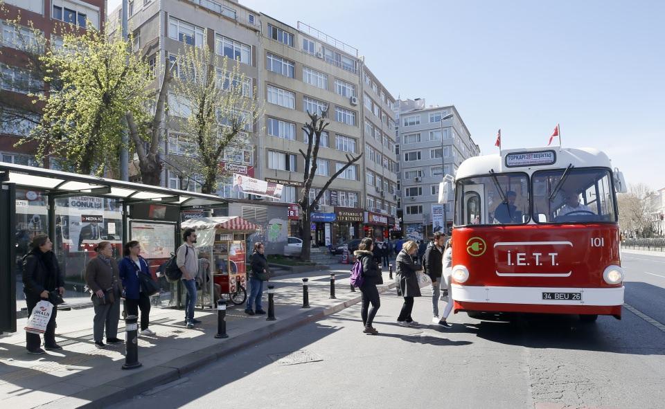 <p>İlk yerli troleybüs Tosun'da yolculuk boyunca müzik ziyafeti de veriliyor. Tosun'da nostaljik şarkılar çalınarak insanların yolcuğu daha keyifli hale getiriliyor. </p>

<p> </p>
