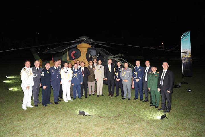 <p>Gösterilerin ardından Türkiye'nin Brasilia Büyükelçiliğinin bahçesine indirilen T129 Atak helikopterini, büyükelçi Ateş, askeri ataşe Serdar Apaydın ve elçilik personeli karşıladı.</p>

<p> </p>
