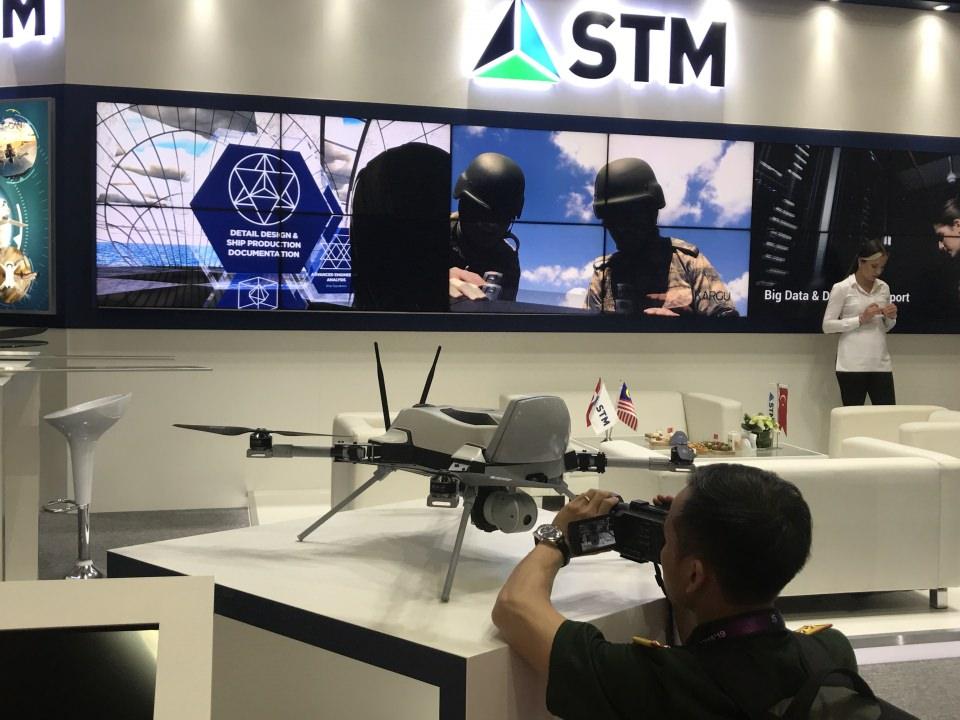<p>ROKETSAN'ın standında lazer güdümlü Cirit füzesi, UMTAS Uzun Menzilli Tanksavar Füzesi, L-UMTAS Lazer Güdümlü Uzun Menzilli Tanksavar Füzesi, OMTAS Orta Menzilli Tanksavar Füzesi, SOM füzesi, Teber Lazer Güdüm Kiti, MAM-L ve MAM-C mini akıllı mühimmatları gibi ürünler yer alıyor.</p>