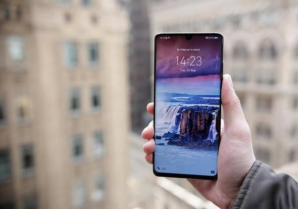 <p>Dördüncü kamera ise TOFF lens. TOFF lens ile beraber çok daha iyi derinlik algılayabilen P30 Pro, hem yapay zeka uygulamalarında hem de AR konusunda çok daha yetenekli.</p>
<p> </p>