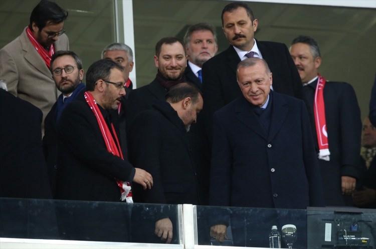 <p>Türkiye Cumhurbaşkanı Recep Tayyip Erdoğan, 2020 UEFA Avrupa Futbol Şampiyonası Elemeleri'ndeki Türkiye - Moldova maçını izledi. Vatandaşlar Erdoğan'a yoğun ilgi gösterdi.</p>

<p> </p>
