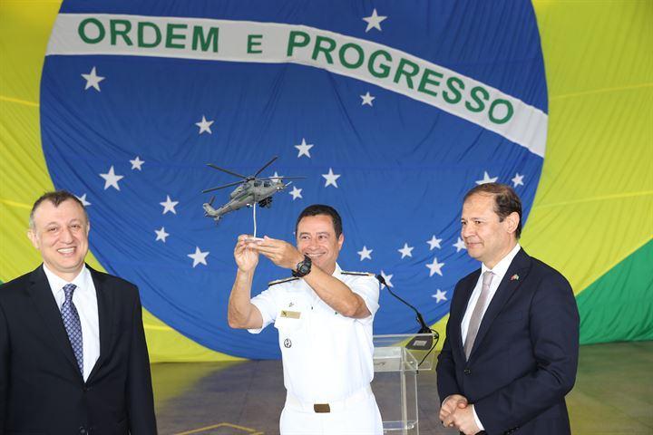 <p>Büyükelçilik bahçesinde özel ışıklandırmayla sergilenen helikopter, konukların beğenisini kazandı.</p>

<p> </p>

