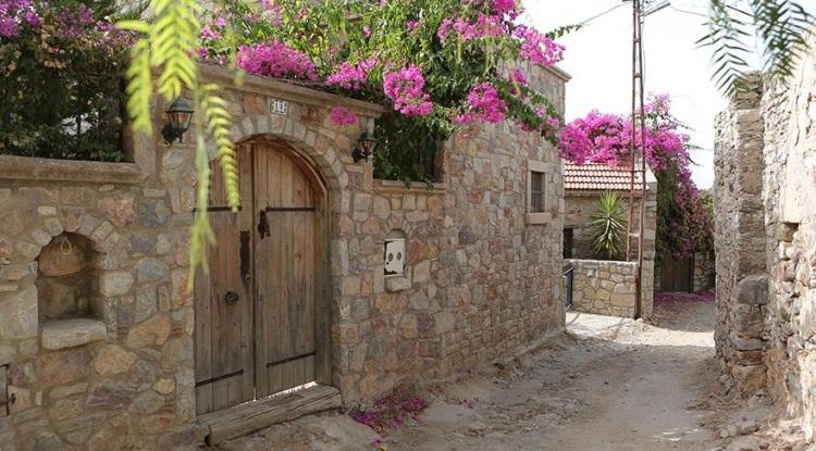 <p><strong>Eski Datça-</strong><span style="color:#800080"><strong> Muğla</strong></span></p>
