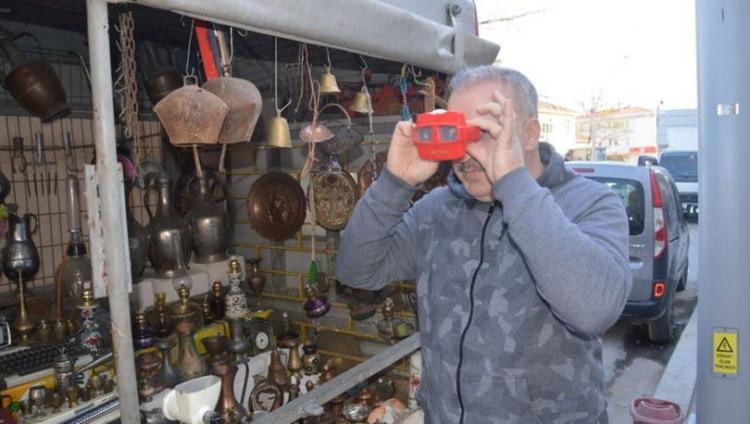 <p>Sakarya'da berberlik yapan Kenan Türk, 30 yıldır topladığı antika eşyaları berber dükkanının önünde müze haline dönüştürdüğü kamyonette sergiliyor</p>
<p> </p>