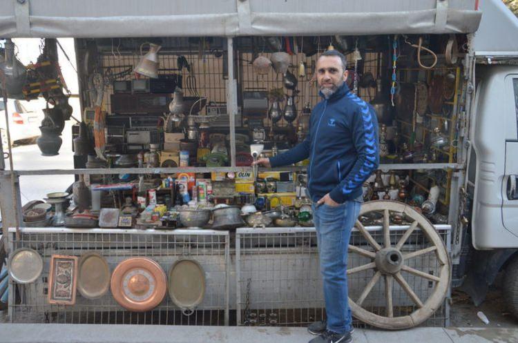 <p>Sakarya'nın Akyazı ilçesinde 30 yıldır berberlik yapan ve en büyük meraklarından biri antika eşya toplama olan Kenan Türk, Türkiye'nin çeşitli illerinden temin ettiği antika eşyaları, mesleğini icra ettiği dükkanının önündeki kamyonetin kasasında vatandaşların beğenisine sunuyor.</p>
<p> </p>